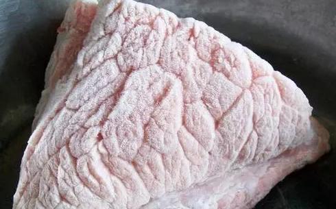 冰箱里拿出的冻肉，千万不要用水泡，教你1招，吃着和新鲜肉一样