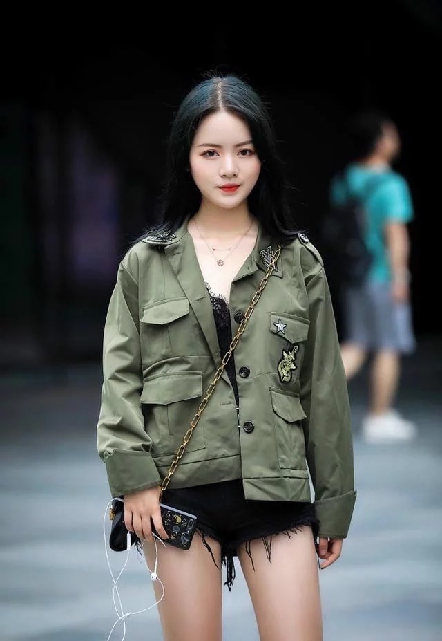 小姐姐|肤色白皙的小美女，短裙搭配黑色高跟凉鞋，完美展现曼妙身姿