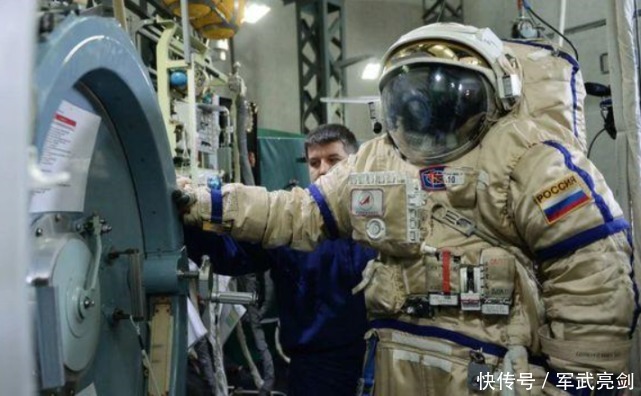 宇航员为何要配手枪,外太空真有“外星人”?主要是为了对付它们