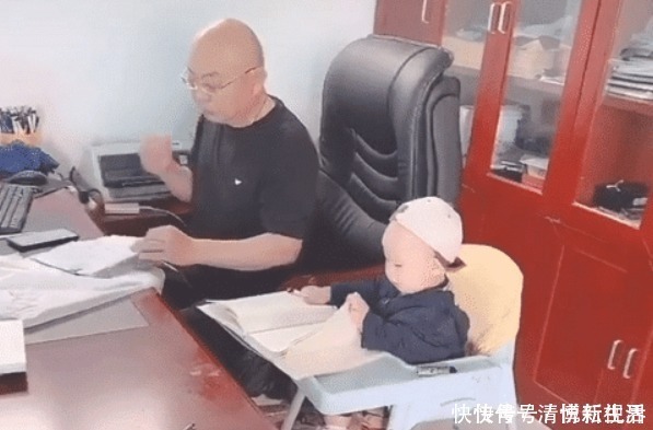 婴儿|“小秘书宝宝”为姥爷当助手,雇佣婴儿就算了,还要时不时亲一下