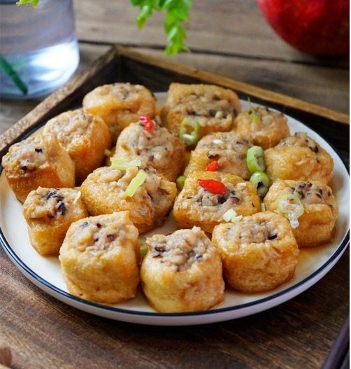 豆腐泡酿|超市遇到这食材别放过,5元买一大包,加肉馅蒸一蒸,米饭不够吃