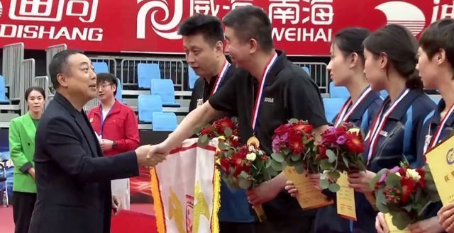 孙颖莎|乒超颁奖,刘国梁让出C位,陈梦王曼昱共举冠军旗,孙颖莎当选MVP