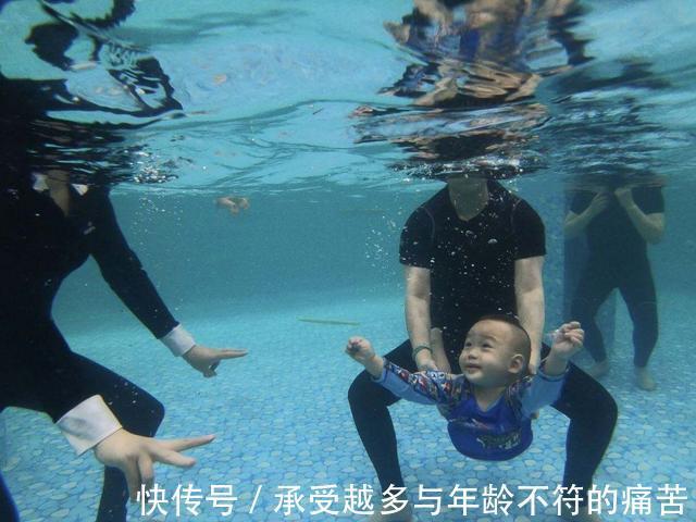 技能|小宝宝天生就会游泳,与生俱来的技能,为何长大就没了
