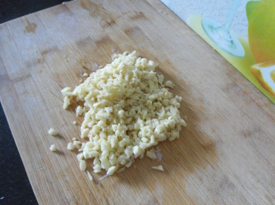 烧茄子前，一定要“泡水”很多人做错了，难怪茄子油腻，不入味