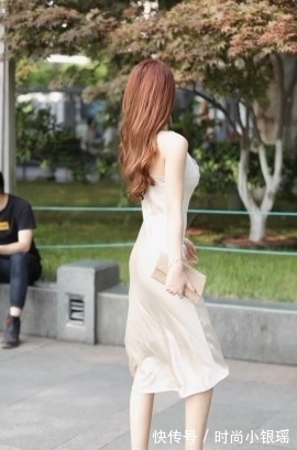 绸缎|一袭米白色绸缎连衣裙,轻轻一笑太撩人