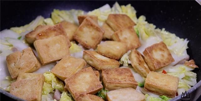 白菜|白菜炖豆腐,先炒白菜还是先炖豆腐?这么做才最好吃,汤都不剩