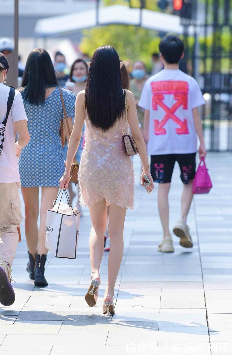 装扮 文艺清新的连衣裙装扮低调不失高贵,修身塑形提气质,大气有范