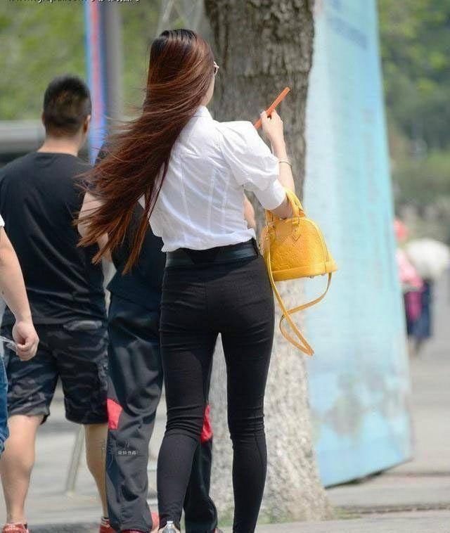 街拍穿着紧身裤的街头美女,性感好身材引人注目