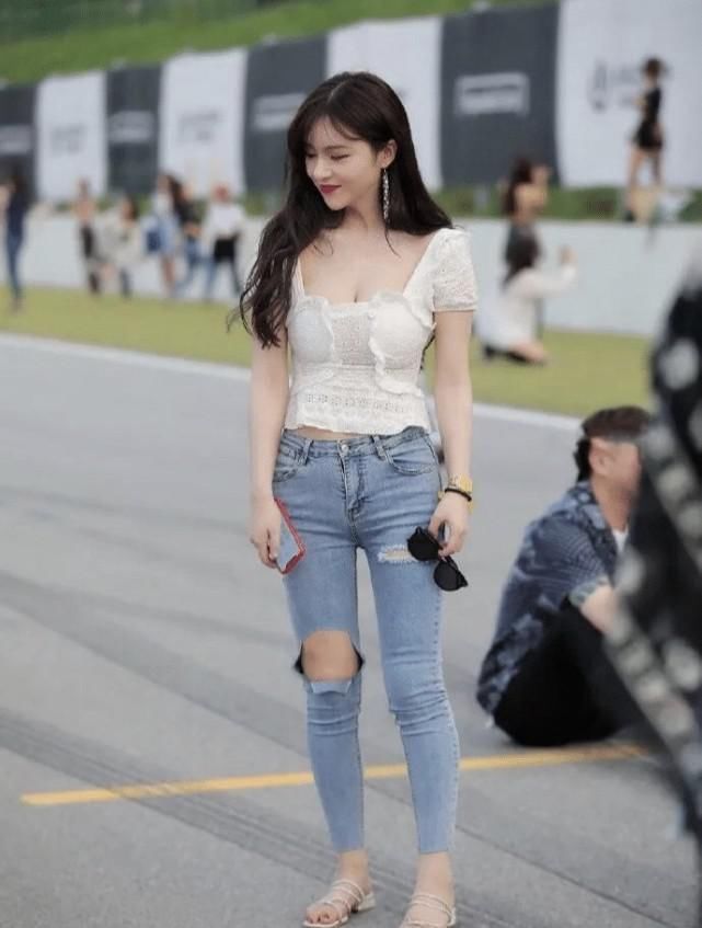 简约|夏日简约休闲风穿搭,时尚女生更爱破洞牛仔裤,省心好穿又耐看