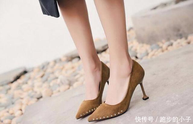 优雅经典的高跟鞋轻松驾驭，尽显女性优雅的现代气质