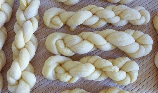 奶奶用了30年的炸麻花方法,5块钱做一锅,外酥里嫩,一捏就碎