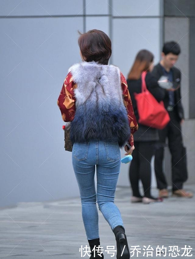 阿成|花衬衫搭配高腰金属扣牛仔裤,帅气休闲,时髦感十足