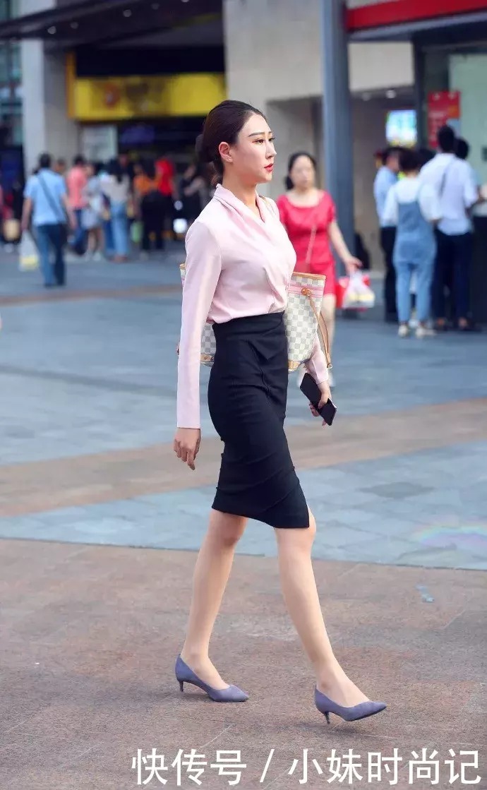 件白色|时尚街拍: 高跟鞋魅力穿搭, 简约中带着时尚的气息