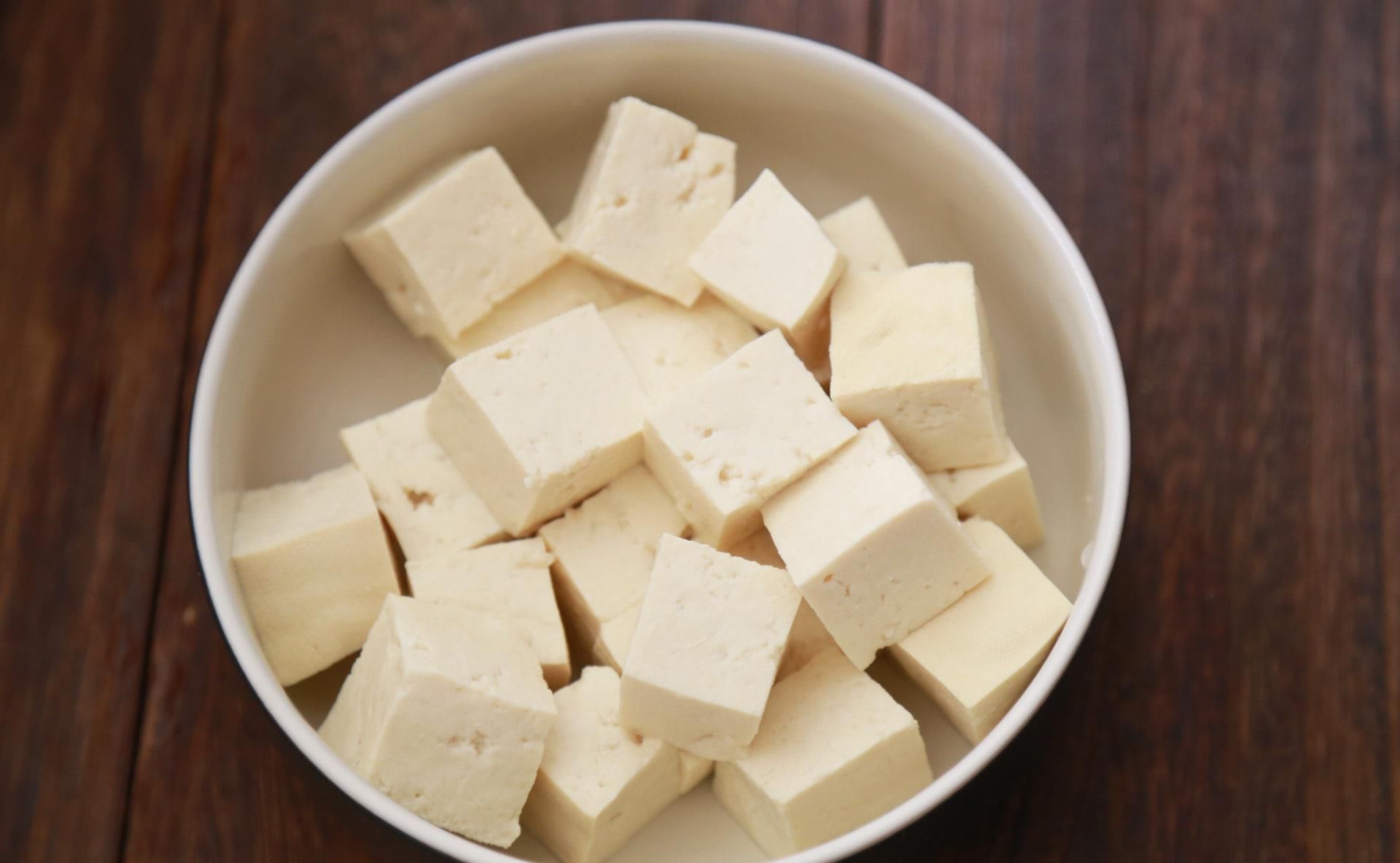 热水|做鲫鱼汤时,用冷水还是用热水?掌握一招,汤汁奶白无腥味,好喝