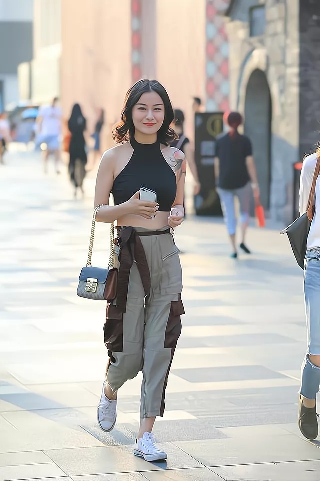 时尚 黑色挂脖上衣搭配卡其色工装裤,干净利落,时尚大气