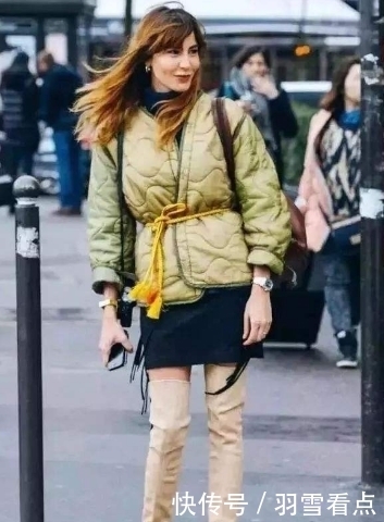 建议大家:羽绒服别配小脚裤,落伍了!今冬流行这样穿,瘦美高挑