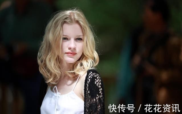 书法艺术$俄罗斯金发美女秀书法,法度严谨,一手险绝的欧楷让人叹服,羡慕