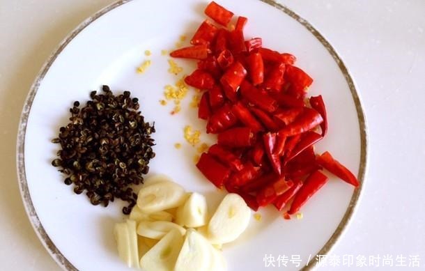 继老干妈之后,又有一种中国美食在国外爆火,老外根本停不下来