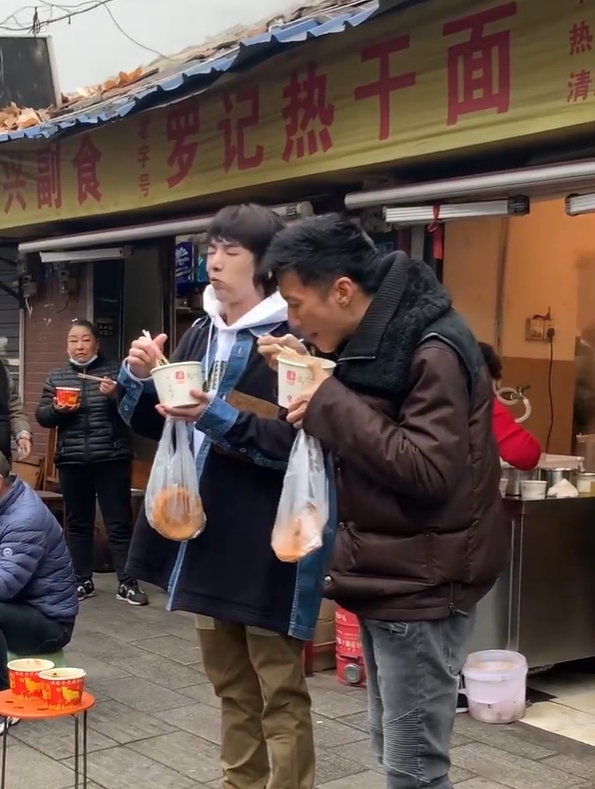 謝霆鋒大口吃面引路人圍觀,華晨宇吃小攤?cè)燥@貴氣,和他談笑風(fēng)生
