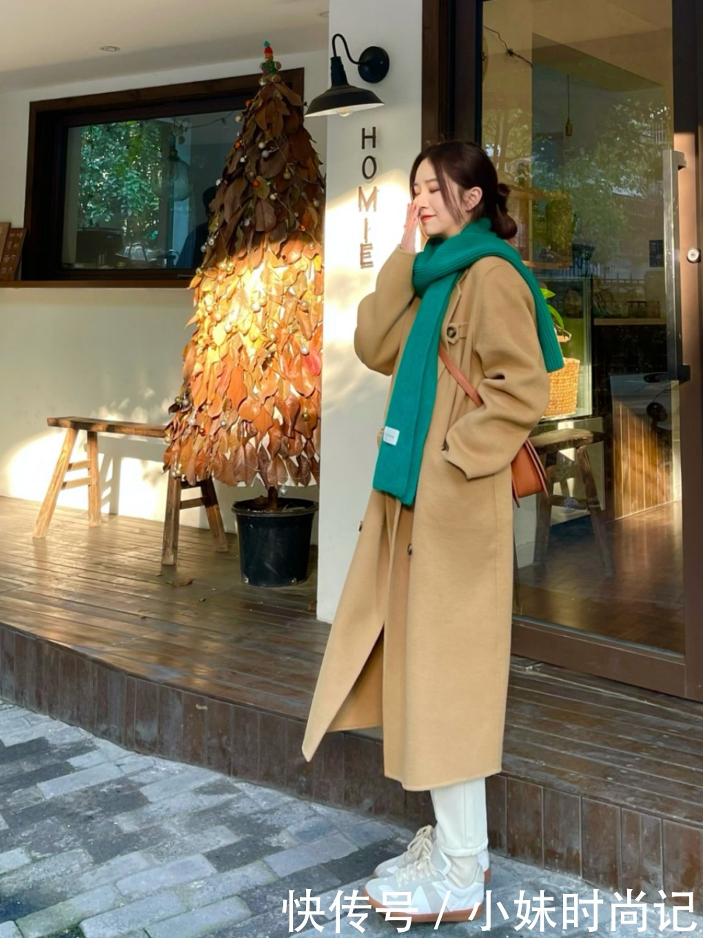 刘雯穿黑色大衣高级感十足！纯色大衣穿起来不仅不单调，反而时髦