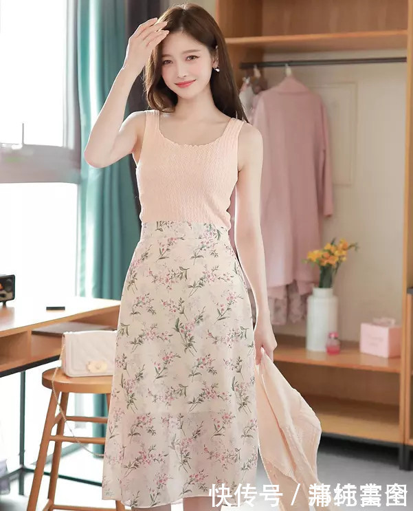 清纯丨慵懒水嫩美女高清写真，人见人爱的俏皮小美女