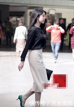 拍照|路人街拍,侧着身子拍照,非常显女性的身材曲线