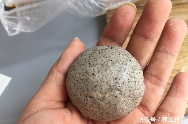  面团|别看它小，“钙是牛奶的8倍”，做成营养早餐饼，全家都爱吃