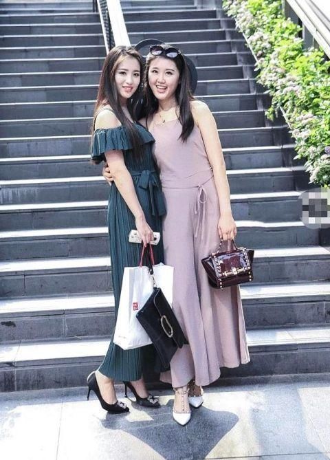 街拍这对大长腿闺蜜,走在街上绝对吸引眼球