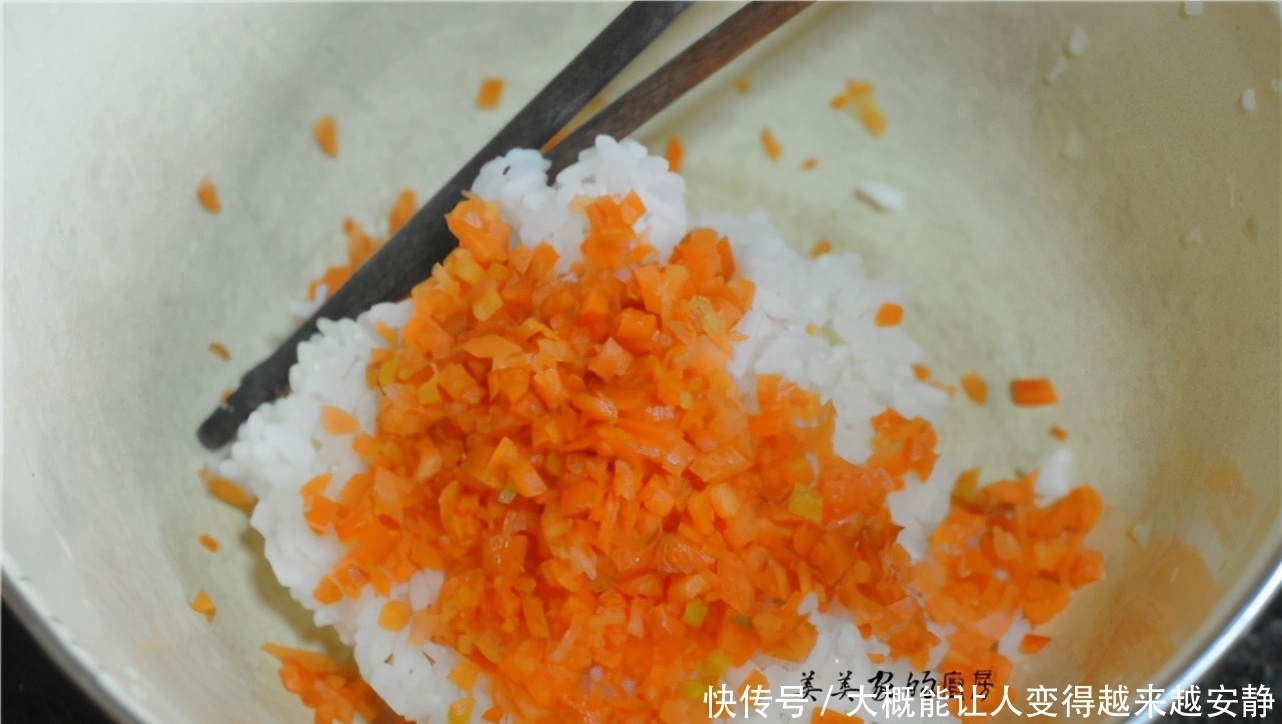 米饭新做法,儿子着了迷,配点蔬菜,简单一做,天天吃不够