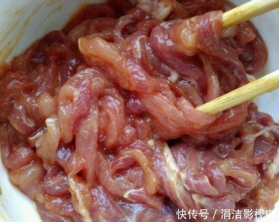 不管炒什么肉，直接用淀粉腌就错了，教你一招，肉质滑嫩不粘锅！