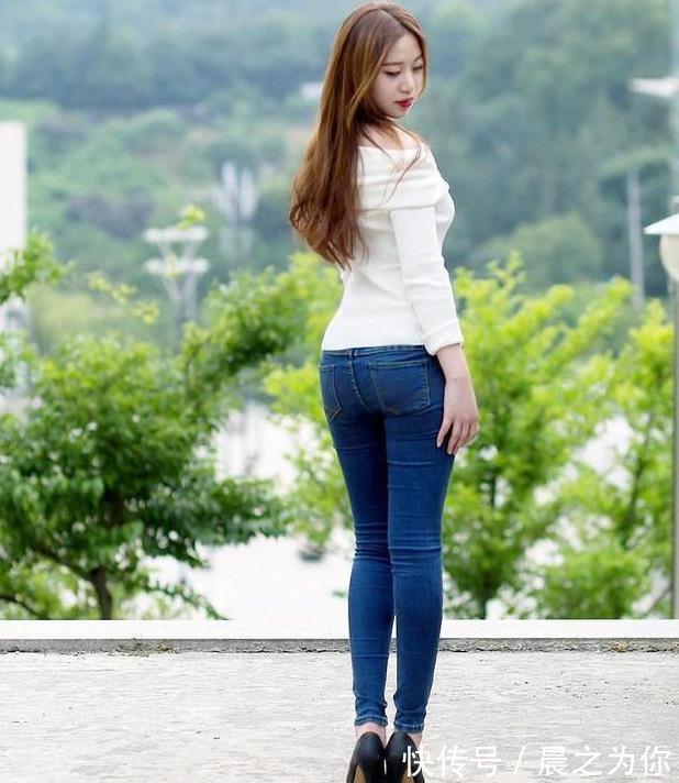 利落笔挺 靓丽美女搭配紧身牛仔裤,轻松塑造优美比例线条