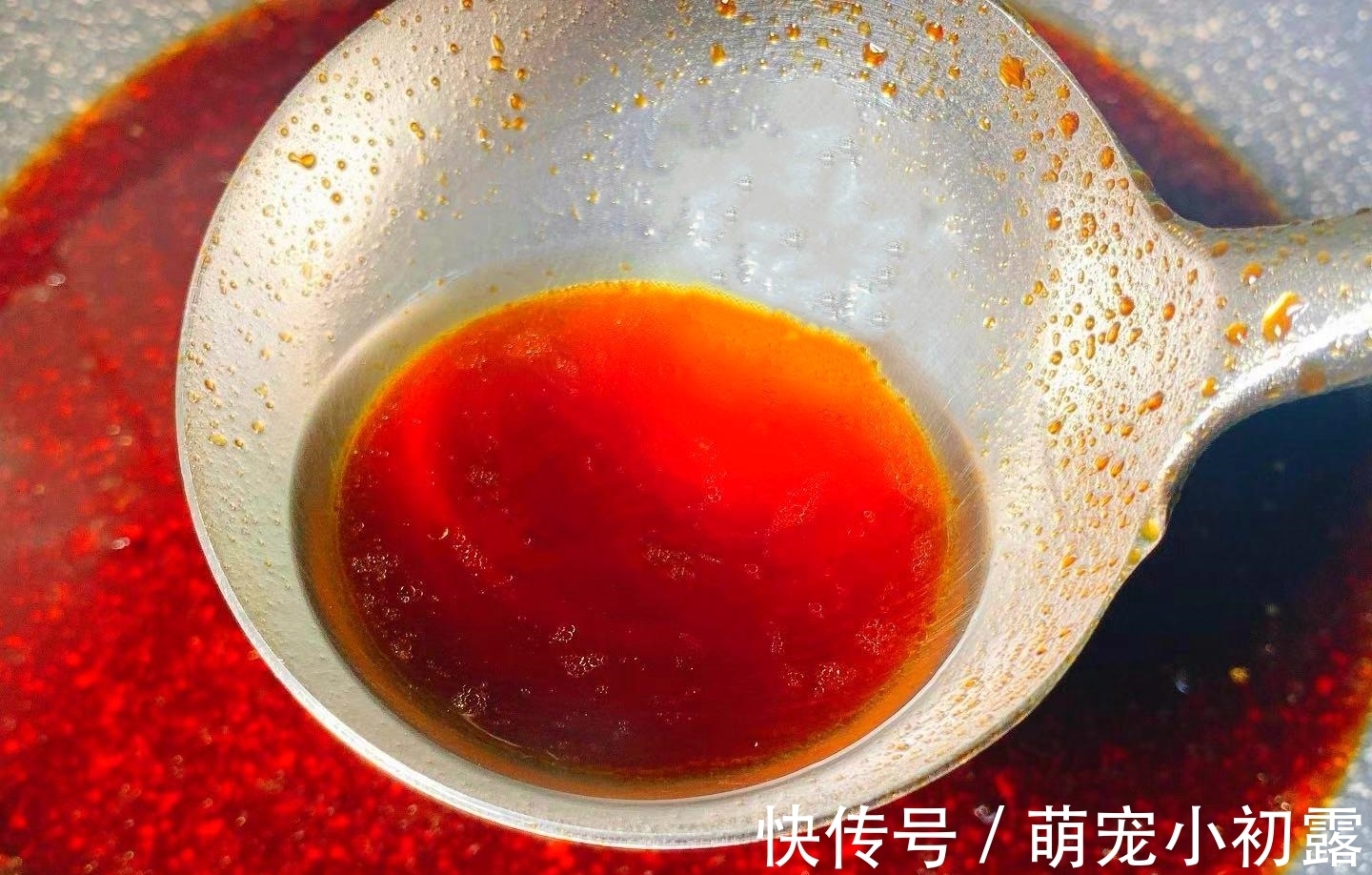 炒糖色时,冰糖直接炒是大忌!大厨:牢记3点,糖色不发苦更红亮