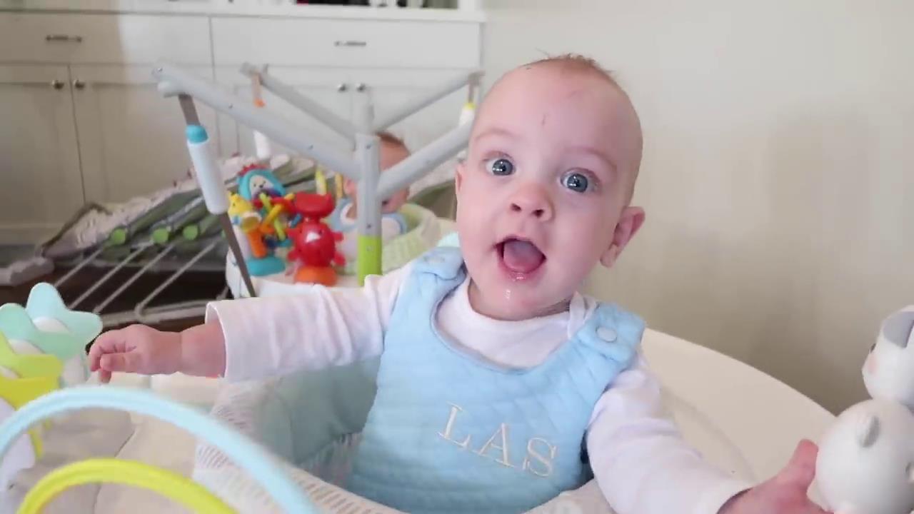 客厅|5胞胎在客厅等妈妈给自己冲奶粉,一个个张望的小脑袋,太可爱