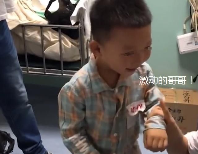 妹妹|年幼的哥哥看到二胎妹妹，小心翼翼不敢靠近，直呼：什么都给妹妹