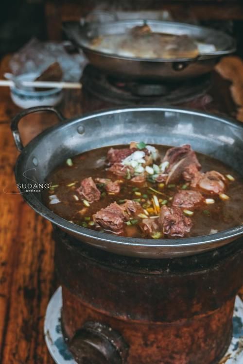  一大早就喝白酒吃火锅，湖北荆州人的生活“有点彪”，令人惊奇