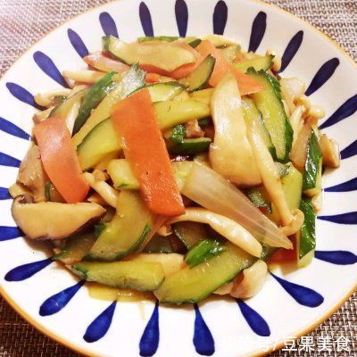 巨下饭|#巨下饭的家常菜#黄瓜炒菌菇