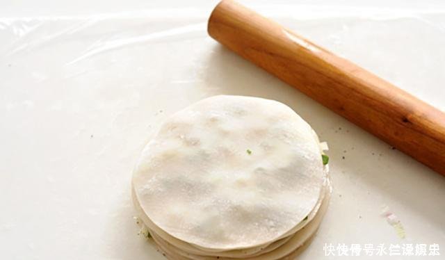 葱油饼新吃法,不用揉面,不用烫面,外酥里嫩,放凉了也不会硬