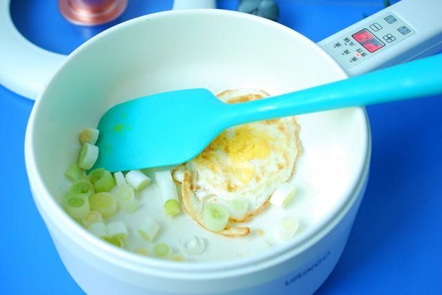 天冷,别亏待自己,给自己煮一碗热乎乎的葱香鸡蛋面,真香啊