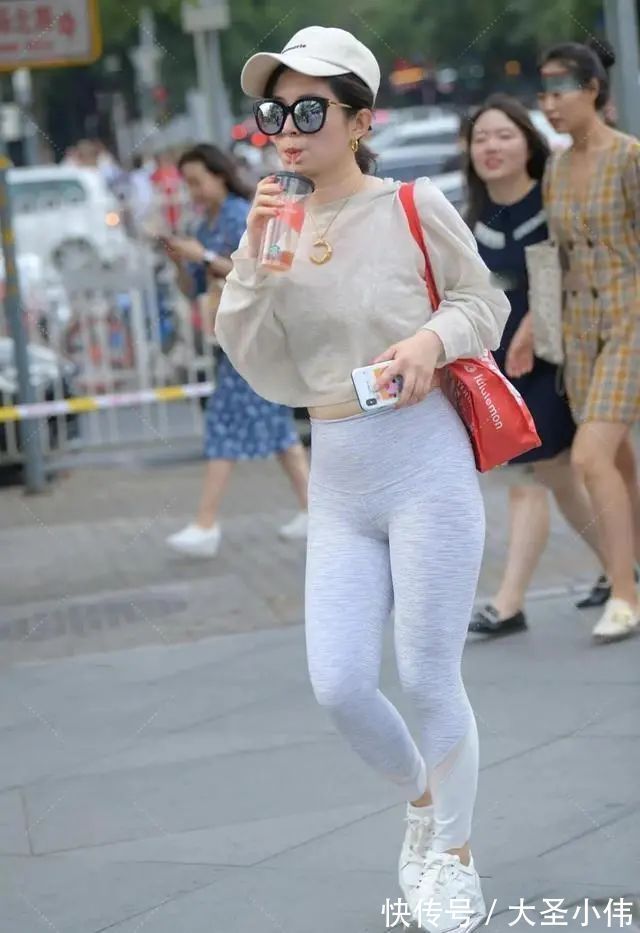 马甲 美女街拍:简约打底裤穿起来气质优雅高贵,款式时尚,舒适简约