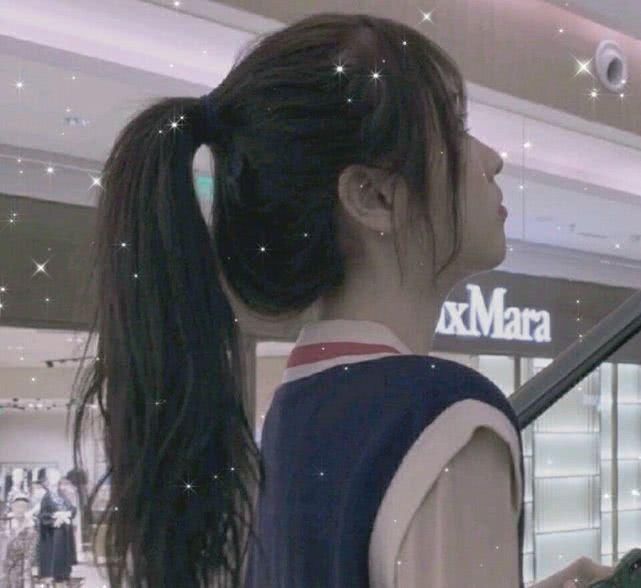 女生脸上有这“3特征”,别再“披头散发”了,扎起来你会更美