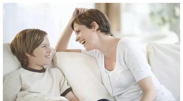 挨打|小女孩跪地哀求：“妈妈你别打我了”，失控的家长真的很可怕