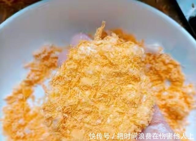 家里苹果吃不完,加一碗糯米粉做苹果派,不油炸,外酥里糯,真香