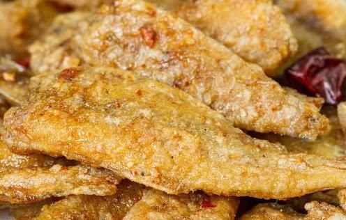 炸鱼时，裹面粉还是裹淀粉？都不对，教你正确方法，外酥里嫩