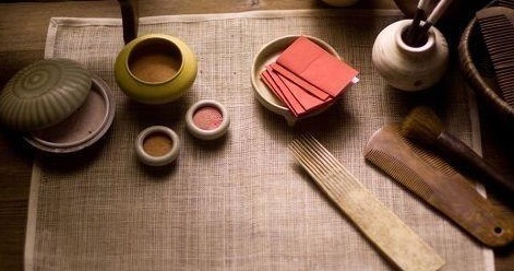 女人的肌肤时刻都在被危害着:日用化妆品的残留物如何解决?