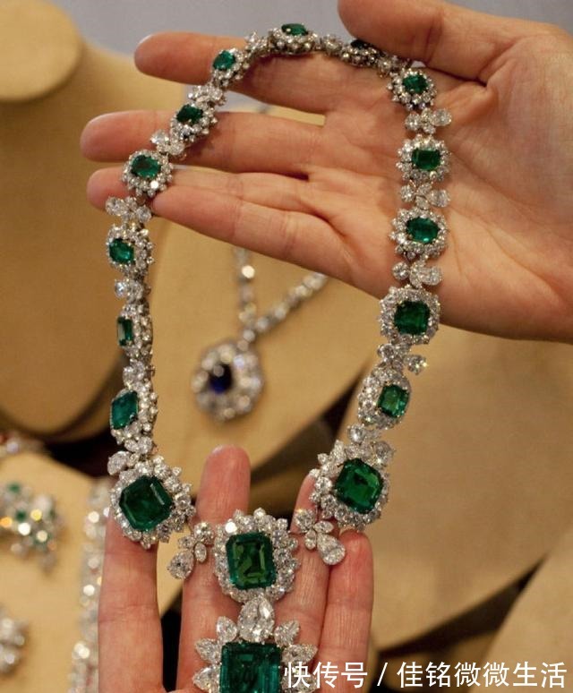 祖母绿 自带服装拍戏不算什么,泰勒拍电影自备珠宝,给剧组省了好多经费!