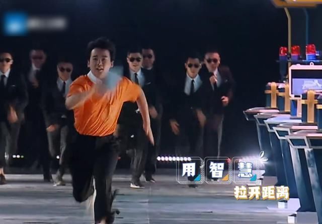 做法 《奔跑吧》和黑衣人赛跑,看清郭麒麟的做法后,黑衣人忍不住笑了