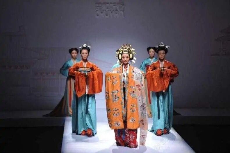 巴黎时装不算什么,当中国汉服走上国际时装周,外国人都被惊艳了