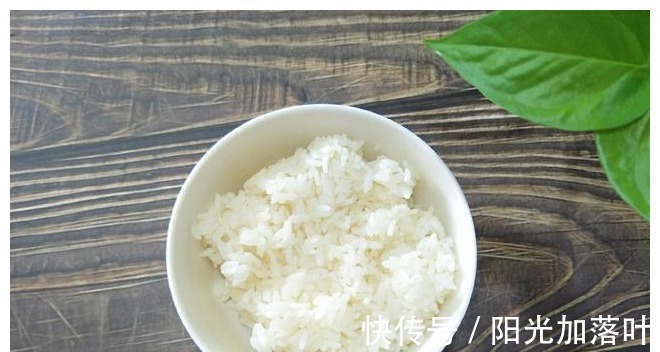 电饭煲|焖米饭，直接放入电饭煲就错了，少了这一步，米饭不软也不香！