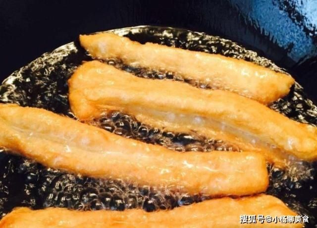 做油条别只加泡打粉了,多加这3样,油条根根空心酥脆,吃得放心