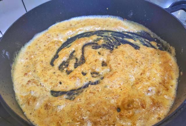 鸡翅不油炸,外酥里嫩,咸香入味,金灿灿的一看就有食欲